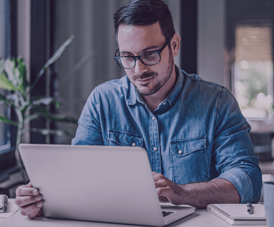 imagem com usuário modelo acessando laptop